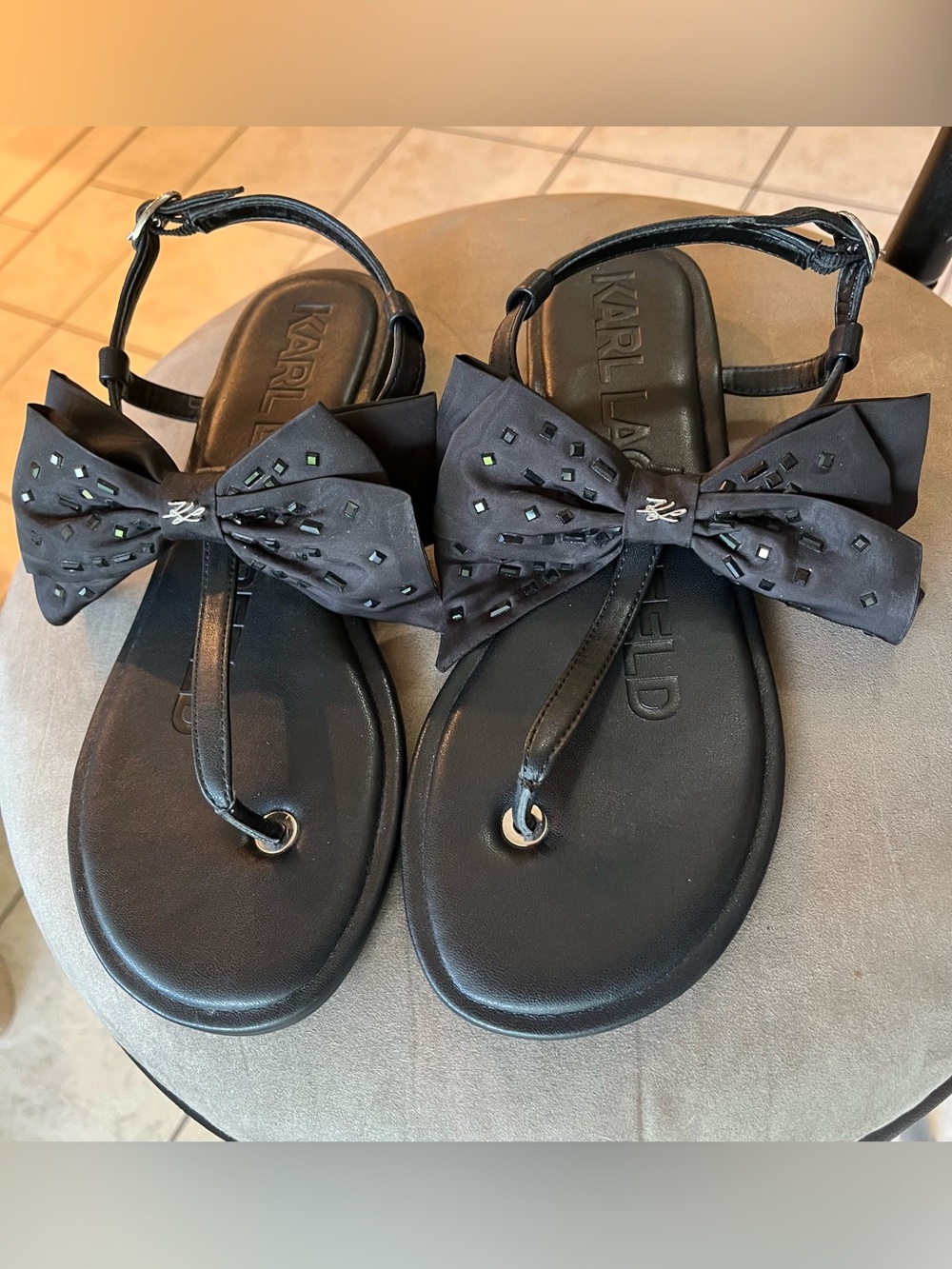 KARL LAGERFIELD PARIS Women's Cristi Bow Flat Sandals
